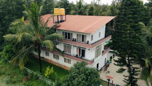 una vista aerea di una casa con tetto rosso di Mazra Retreat, Coorg Kushālnagar a Kushalnagar