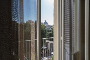 una ventana abierta con vistas a la ciudad en Palazzo Castri 1874 Hotel & Spa, en Florencia