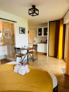 A kitchen or kitchenette at Le Golden-Terrasse & Parking