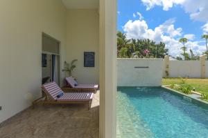 Swimmingpoolen hos eller tæt på Golden Tulip Zanzibar Airport Hotel & Spa