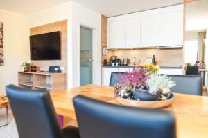 a kitchen and dining room with a table and chairs at Simon´s Ferienwohnungen in Kurort Oberwiesenthal