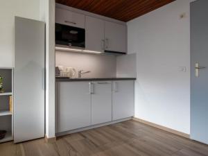 Kuchyň nebo kuchyňský kout v ubytování Apartment Appartementhaus Zurschmitten 11 by Interhome