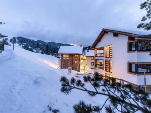 ein Haus auf einem schneebedeckten Hügel im Schnee in der Unterkunft Apartment Turrabuel 2-Bett Superior by Interhome in Parpan