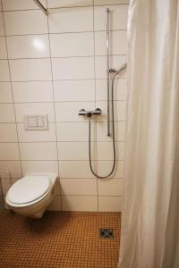 Bathroom sa Apartment B&B am Berntor by Interhome