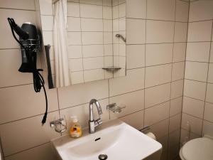 Bathroom sa Apartment B&B am Berntor by Interhome