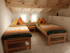 ein Schlafzimmer mit 2 Betten und einem Tisch darin in der Unterkunft Apartment Lischa by Interhome in Fiesch