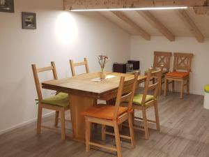 ein Esszimmer mit einem Holztisch und Stühlen in der Unterkunft Apartment Lischa by Interhome in Fiesch