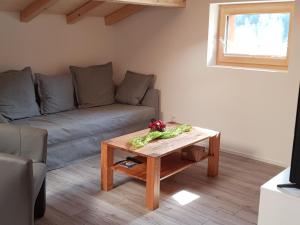 ein Wohnzimmer mit einem Sofa und einem Couchtisch in der Unterkunft Apartment Lischa by Interhome in Fiesch