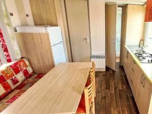 Кухня или кухненски бокс в Holiday Home Prima by Interhome