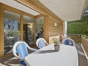 - une table et des chaises blanches sur la terrasse dans l'établissement Apartment Hemmadi by Interhome, à Churwalden