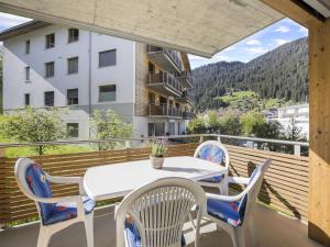 d'une table et de chaises sur un balcon avec vue. dans l'établissement Apartment Hemmadi by Interhome, à Churwalden