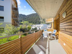 d'un balcon avec une table et des chaises. dans l'établissement Apartment Hemmadi by Interhome, à Churwalden