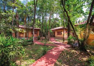 un camino que conduce a una casa en un bosque en El Leñador by DOT Cabana, en Puerto Iguazú