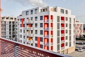 een appartementencomplex met rode en witte ramen bij ARI - AFI Mall Luxurious Apartments with Free Parking in Arad