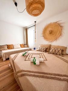 Cette chambre comprend deux lits et un canapé. dans l'établissement Chakra House Fuerteventura - Affordable Rooms in a Cozy Guesthouse, à Corralejo