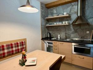 Una cocina o kitchenette en Hotel Kukučka apartmán 310 s balkónom - výhľad na Tatry