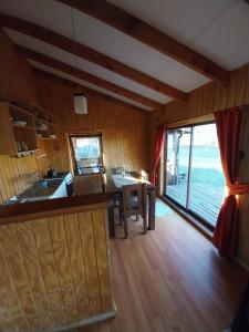 cocina y comedor con vistas al océano en Rincón del Huape, en Curacautín