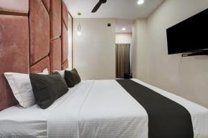 Tempat tidur dalam kamar di Astra Hotels & Suites - Koramangala