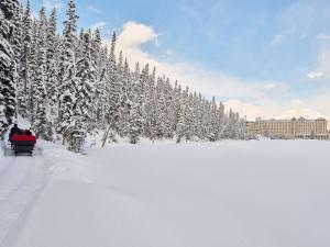 Fairmont Château Lake Louise during the winter