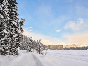 Fairmont Château Lake Louise during the winter