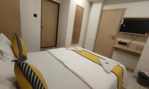 Tempat tidur dalam kamar di FabHotel 7 Star I