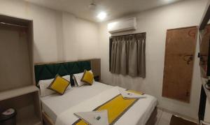 Tempat tidur dalam kamar di FabHotel 7 Star I