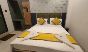 Tempat tidur dalam kamar di FabHotel 7 Star I