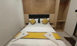 Tempat tidur dalam kamar di FabHotel 7 Star I