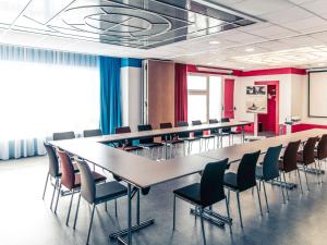 una sala de conferencias con una mesa larga y sillas en Mercure Lyon Centre Château Perrache, en Lyon