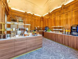 un restaurante con paredes de madera y una barra con comida en Mercure Lyon Centre Château Perrache, en Lyon