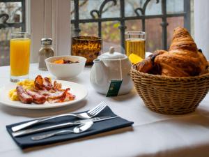 una mesa con un plato de comida y una cesta de pan en Mercure Lyon Centre Château Perrache, en Lyon