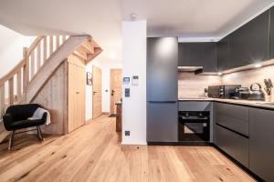 Kitchen o kitchenette sa Apartment Gentiana, Les Gets - by EMERALD STAY