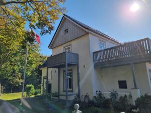 uma casa com uma bandeira em frente em Haus Sievertsen Whg1 em Wyk auf Föhr