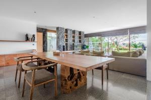 - un salon avec une table en bois et un canapé dans l'établissement Beachfront Villa Nakar Two, à Jimbaran