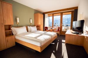 A bed or beds in a room at Hotel Jungfraublick