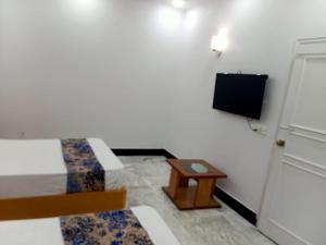 Телевизия и/или развлекателен център в Best Inn Guest House Clifton