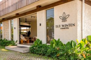 restauracja z znakiem na boku budynku w obiekcie Tut Winten Villa Ubud w mieście Ubud