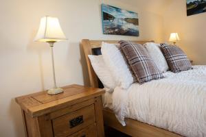 A bed or beds in a room at Kettle House B&B