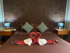 Dos toallas en una cama con dos corazones en Coconut Lanta Resort @Klong Dow beach, en Krabi