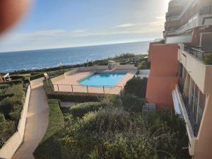 vista aerea di un edificio con piscina e oceano di Appartement vue mer a Sète