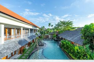 - Vistas a un complejo con piscina en Puri Andong Villa, en Ubud