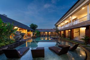 una piscina en medio de un edificio en Puri Andong Villa, en Ubud