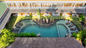 una vista aérea de una piscina en un complejo en Puri Andong Villa, en Ubud