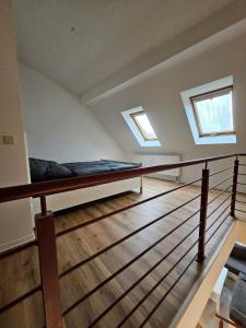 un letto a soppalco in una camera con 2 lucernari. di FERIENWOHNUNG APARTMENT 2 RAUM MAISONETTEN WOHNUNG im ZITTAUER STADTZENTRUM INNENSTADT INNENRING TOP LAGE MARKT UND RATHAUS NÄHE a Zittau