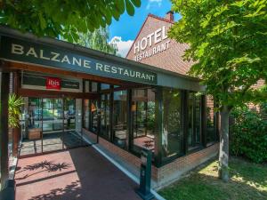 budynek z tabliczką z napisem "restauracja balenaine" w obiekcie ibis Maisons Laffitte w mieście Maisons-Laffitte