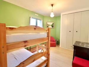 2 Etagenbetten in einem Zimmer mit grünen Wänden in der Unterkunft F3 lumineux avec terrasse, parking et WiFi à Veyrier-du-Lac - FR-1-432-81 in Veyrier-du-Lac