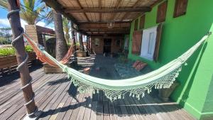 amaca sul portico di una casa di Las Palmas Beach Hostel a La Paloma