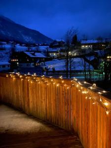 een hek met 's nachts verlichting bij Haus Frey in Altaussee