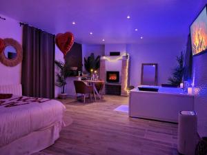 L'ÉVASION ROMANTIQUE Suite de luxe Spa privé 20 min Paris et 10 min Enghien les bains में टेलीविजन और/या मनोरंजन केंद्र