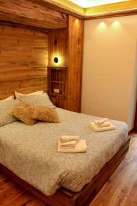 Кровать или кровати в номере Modern mountain retreat with Tre Cime and lake views